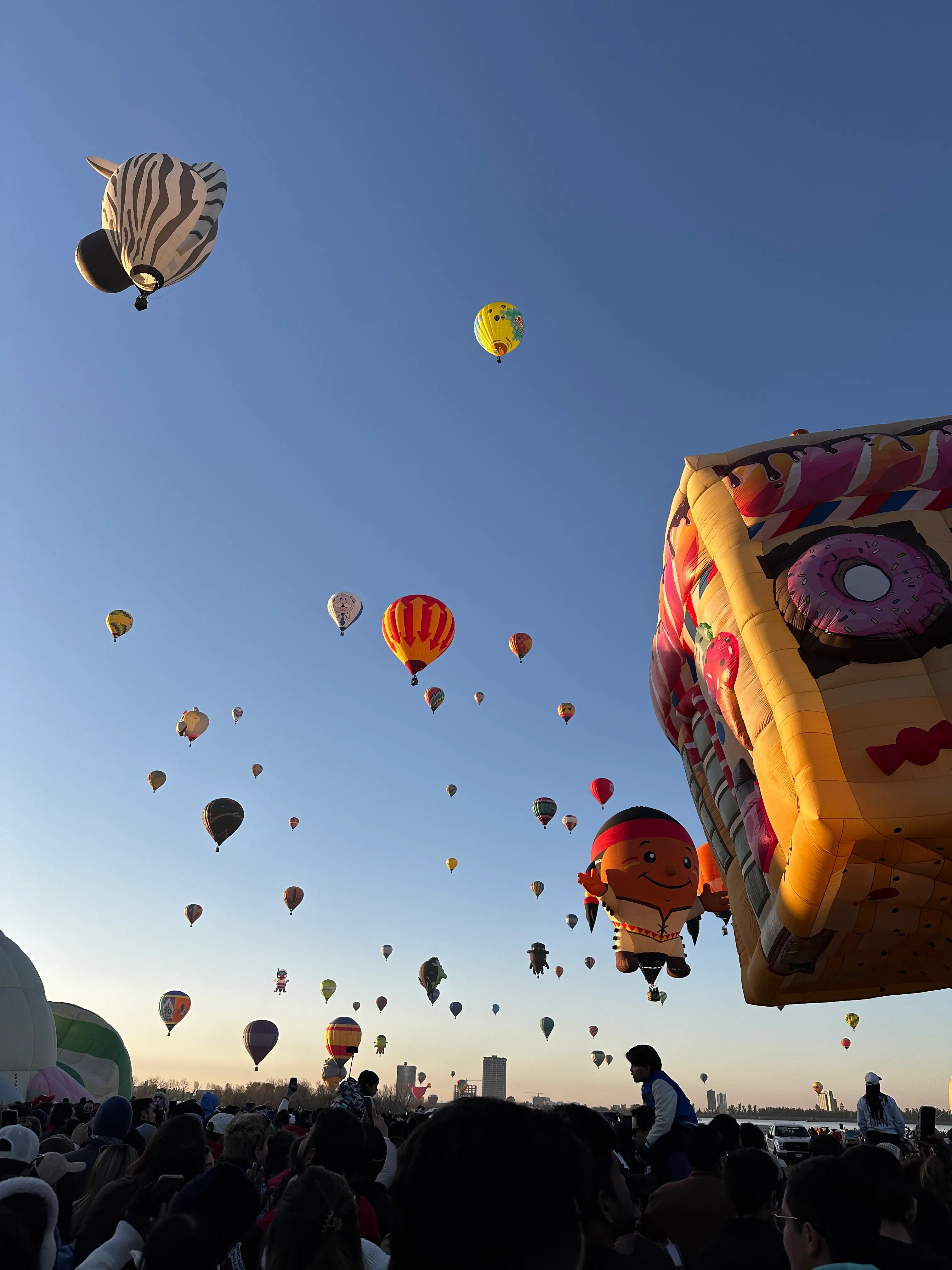 Globos aerostáticos al amanecer en León, Guanajuato