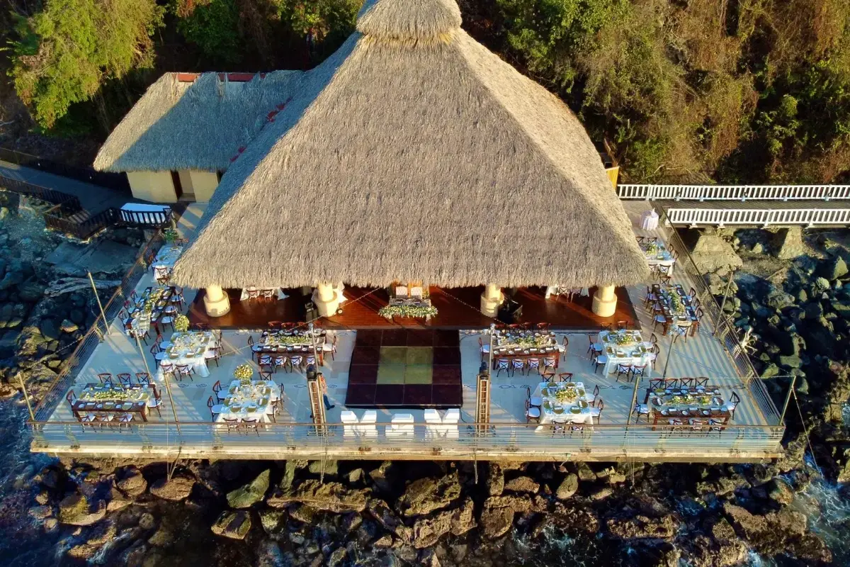 Albercas del Hotel Azul Ixtapa con vista al mar
