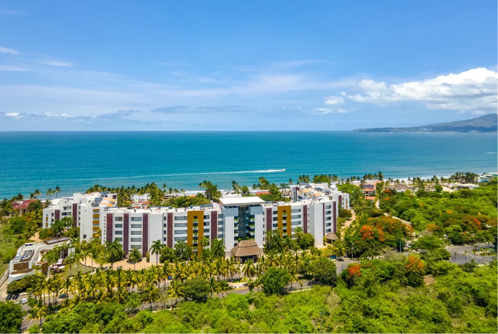 Alberca principal del Hotel Marival Distinct