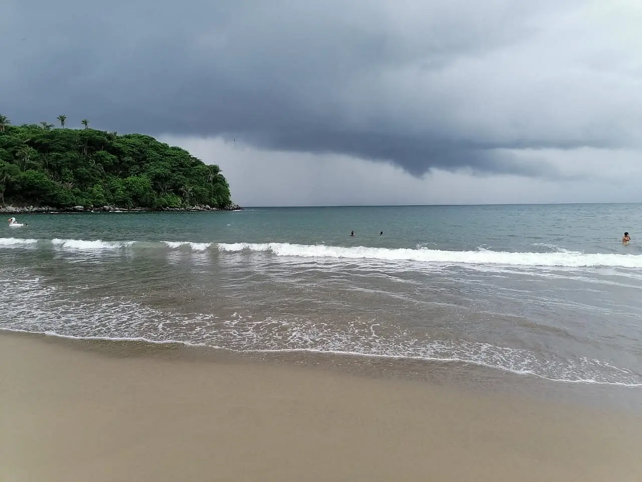 Vista aérea de la costa de Playa Platanitos