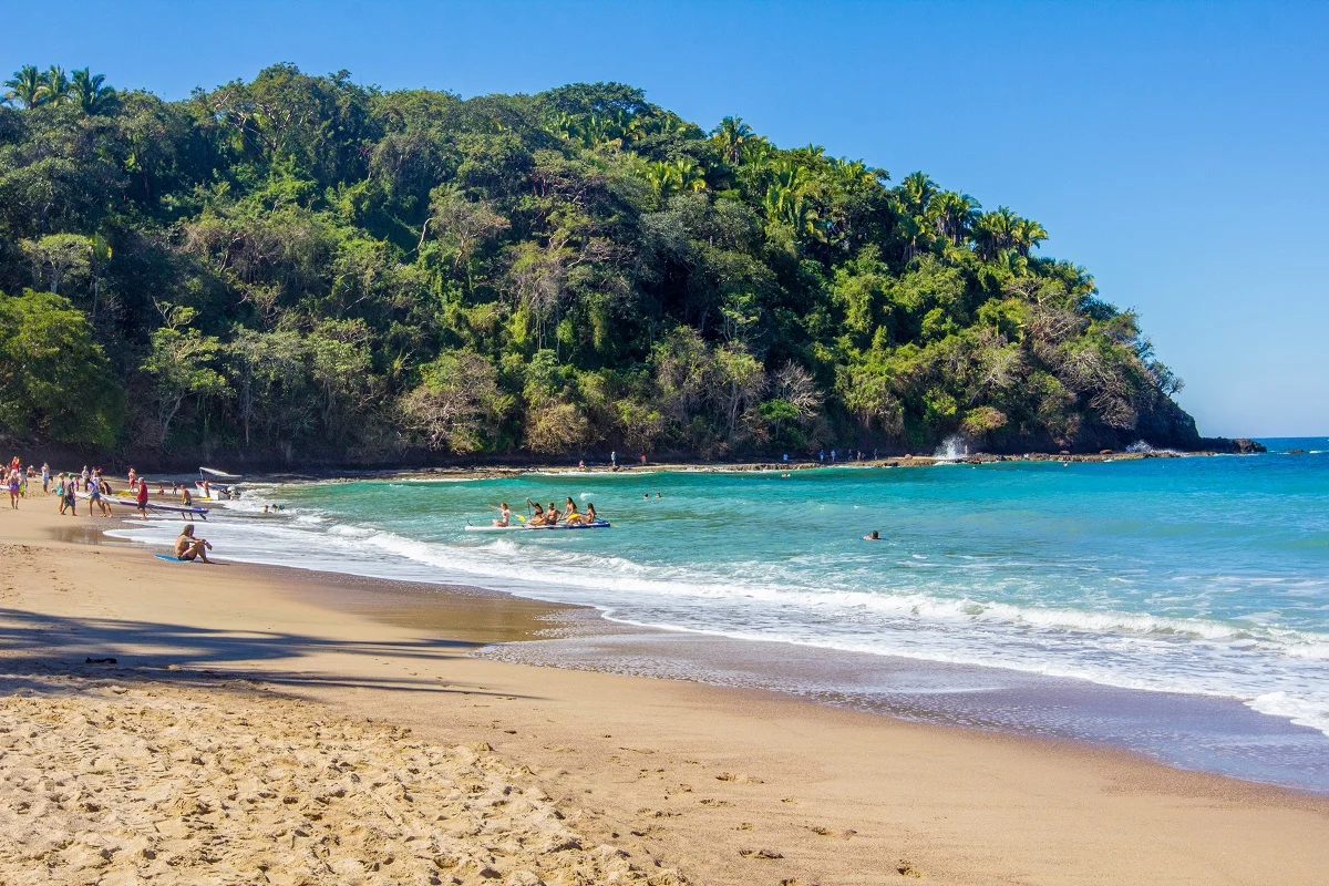 Grupo de viajeros disfrutando el mar en Playa Platanitos