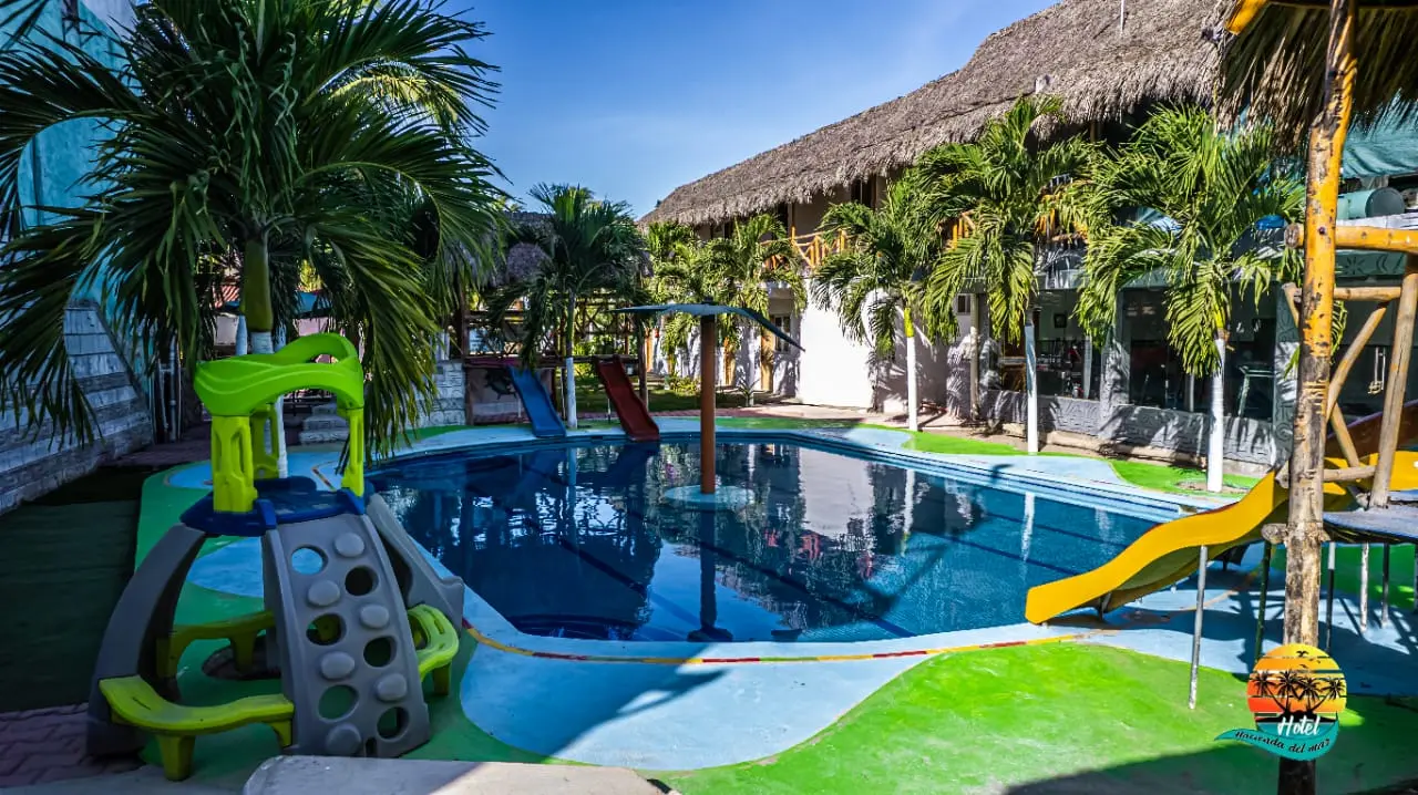 Lancha rumbo a Isla Cocinas desde Punta Pérula